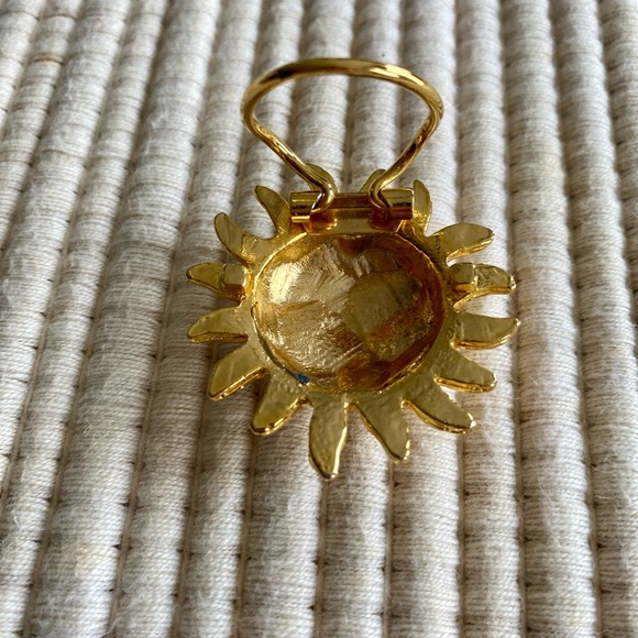 VINTAGE TEXTURED GOLD SUN FACE BROOCH PIN WITH DIAMOND EYES - Picture 10 of 14